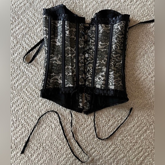 Lace up Corset - Lace Print Black on Gold - Picture 6 of 12